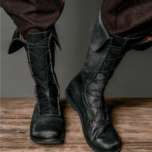 Leren Charles Vane hoge laarzen (zwarte zeilen); larp leren schoenen, schoenen, middeleeuwse schoenen, larp schoenen, middeleeuwen schoenen