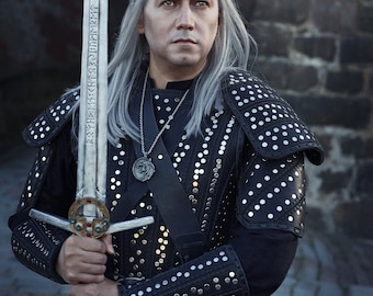 Witcher Netflix-kostuum, leren harnas met bont voor LARP en middeleeuwse evenementen, handgemaakt harnas; Geralt cosplaykostuum | Halloweenkostuum