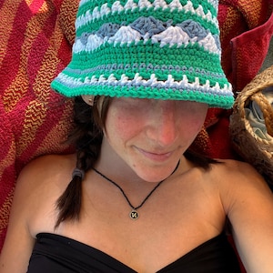 Modello per cappello a secchiello ondulato all'uncinetto: tutorial facile per principianti (download PDF)