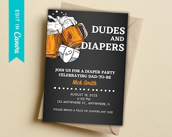 Puede incluir: Una tarjeta de invitación en blanco y negro con un fondo de pizarra. La tarjeta presenta una ilustración de dibujos animados de dos jarras de cerveza con espuma y un pañal. El texto de la tarjeta dice "Dudes and Diapers" e incluye detalles para una fiesta de pañales celebrando a un futuro papá.