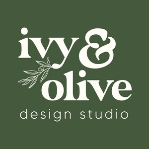 Puede incluir: Texto blanco sobre fondo verde oscuro que dice "ivy & olive design studio". Una rama de olivo estilizada con hojas y bayas se encuentra entre las palabras "ivy" y "olive".