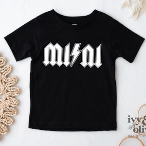 Puede incluir: Camiseta negra con texto blanco que dice "MUSH" con un rayo en el medio.