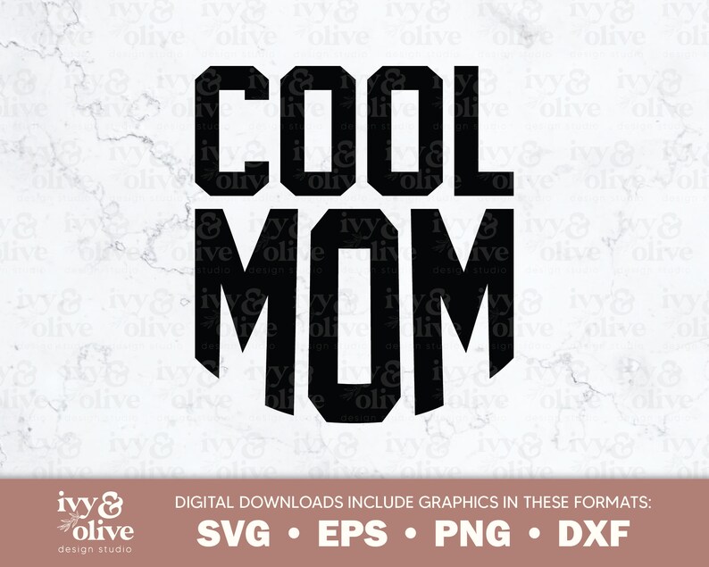 Op de afbeelding: Zwart-wit grafisch ontwerp met de tekst "COOL MOM" in vetgedrukte blokletters. Het ontwerp is op een witte achtergrond met een watermerk van de bedrijfsnaam "ivy & olive design studio" in de linkerbenedenhoek.