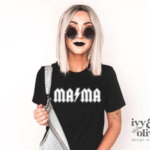 Puede incluir: Camiseta negra con un gr&aacute;fico blanco que dice "mama" en una fuente g&oacute;tica en negrita con un rayo en el medio de la palabra.