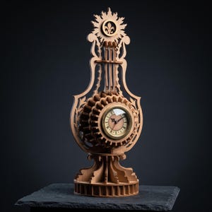 Pode incluir: Um relógio de madeira castanho-claro com uma estrutura intrincada cortada a laser, um topo em forma de sol e um emblema de flor-de-lis. O mostrador é circular com uma borda cor de latão, ponteiros pretos e algarismos romanos.