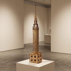Puede incluir: Una maqueta alta de rascacielos hecha de madera de color marrón claro, con una base cuadrada con ventanas recortadas, una sección central cilíndrica con un patrón de celosía intrincado y una aguja de varios niveles que termina en una antena.
