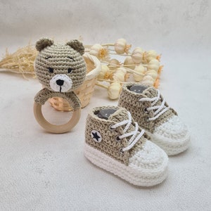 Hochet bébé/chaussures tricotées, jouets pour bébés, cadeau bébé, anneau de préhension, anneau de dentition, hochet au crochet, jouet en bois, cadeau de naissance, baby shower image 3