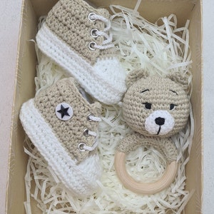 Hochet bébé/chaussures tricotées, jouets pour bébés, cadeau bébé, anneau de préhension, anneau de dentition, hochet au crochet, jouet en bois, cadeau de naissance, baby shower image 1