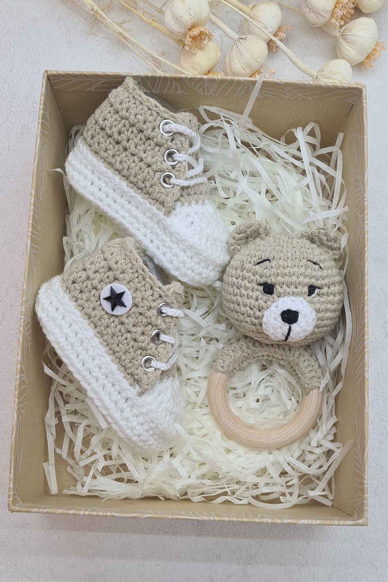 Hochet bébé/chaussures tricotées, jouets pour bébés, cadeau bébé, anneau de préhension, anneau de dentition, hochet au crochet, jouet en bois, cadeau de naissance, baby shower image 1