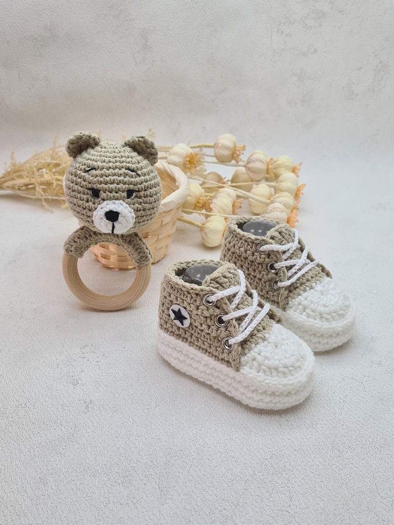 Chaussures tricotées pour bébé, baskets au crochet, chaussons bébé, cadeau naissance, cadeau baptême, cadeau baby shower, cadeaux naissance image 2