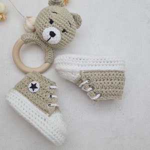 Hochet bébé/chaussures tricotées, jouets pour bébés, cadeau bébé, anneau de préhension, anneau de dentition, hochet au crochet, jouet en bois, cadeau de naissance, baby shower image 4