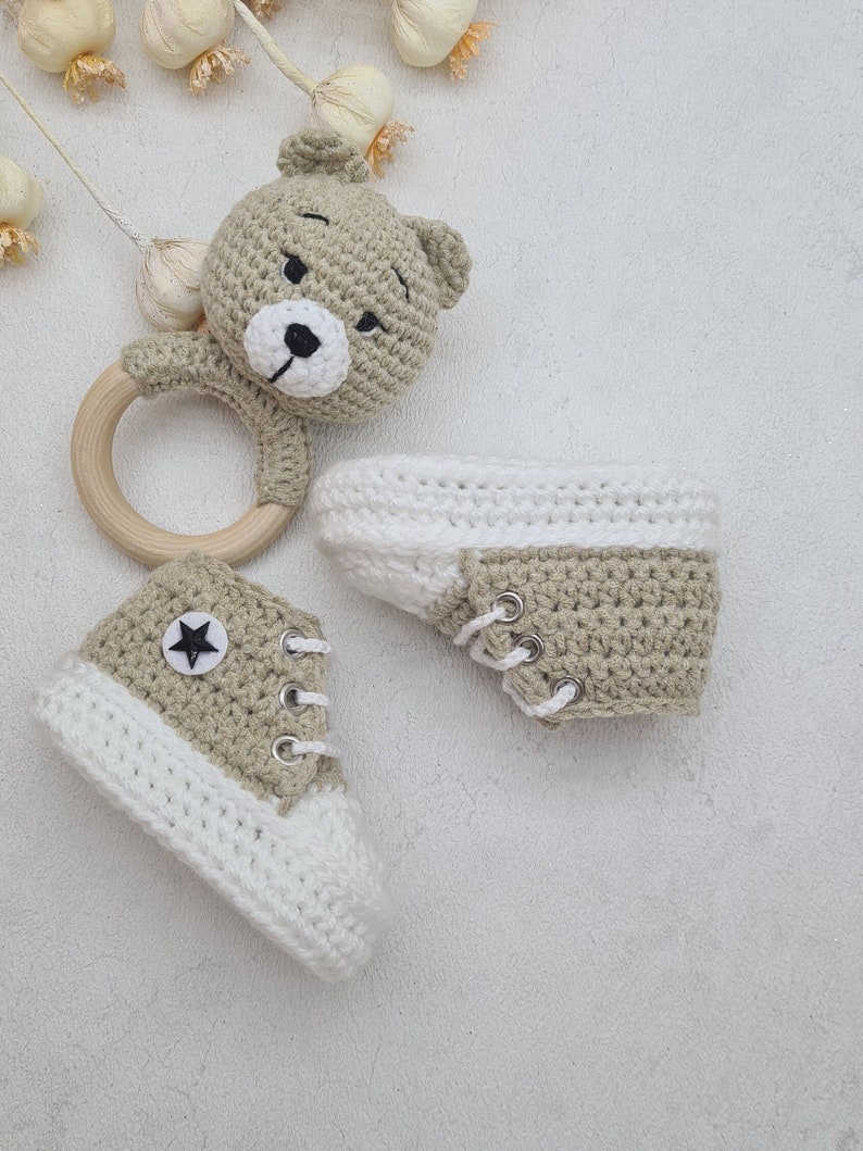 Hochet bébé/chaussures tricotées, jouets pour bébés, cadeau bébé, anneau de préhension, anneau de dentition, hochet au crochet, jouet en bois, cadeau de naissance, baby shower image 4