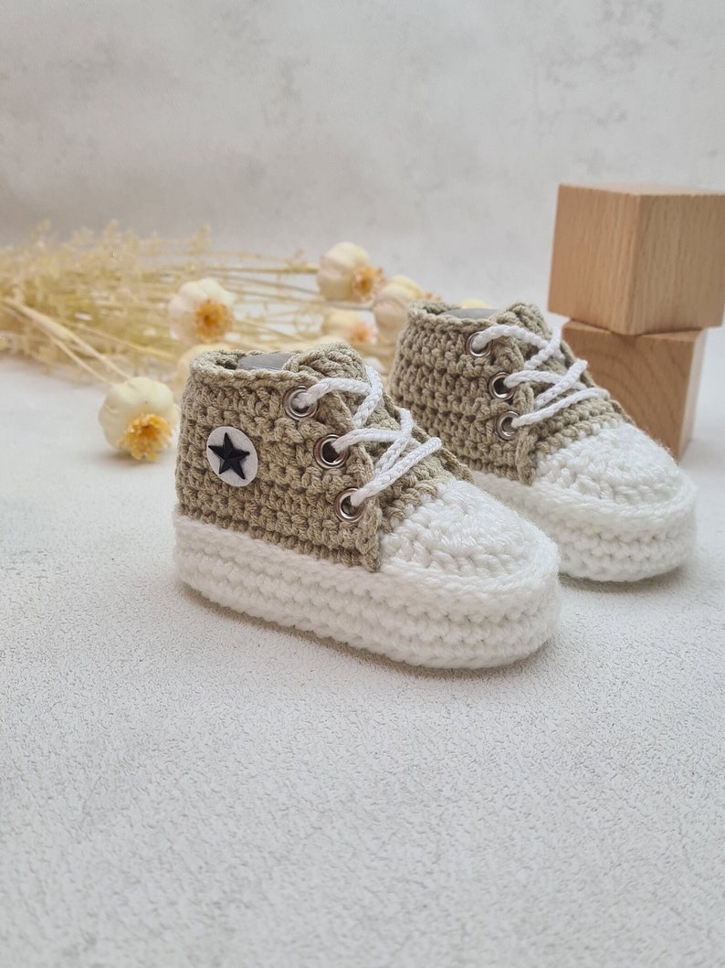 Hochet bébé/chaussures tricotées, jouets pour bébés, cadeau bébé, anneau de préhension, anneau de dentition, hochet au crochet, jouet en bois, cadeau de naissance, baby shower image 2