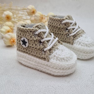 Chaussures tricotées pour bébé, baskets au crochet, chaussons bébé, cadeau naissance, cadeau baptême, cadeau baby shower, cadeaux naissance image 3