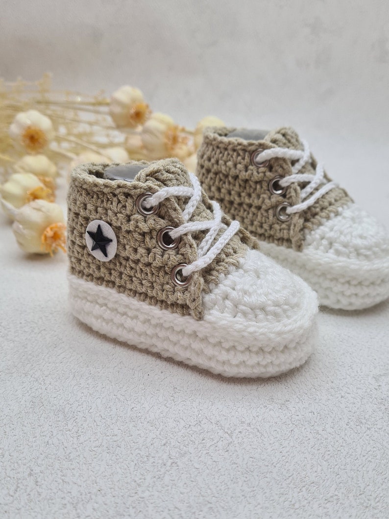 Chaussures tricotées pour bébé, baskets au crochet, chaussons bébé, cadeau naissance, cadeau baptême, cadeau baby shower, cadeaux naissance image 3