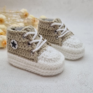 Chaussures tricotées pour bébé, baskets au crochet, chaussons bébé, cadeau naissance, cadeau baptême, cadeau baby shower, cadeaux naissance image 1