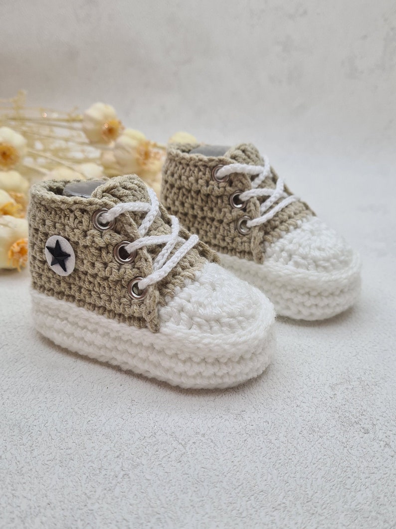 Chaussures tricotées pour bébé, baskets au crochet, chaussons bébé, cadeau naissance, cadeau baptême, cadeau baby shower, cadeaux naissance image 1