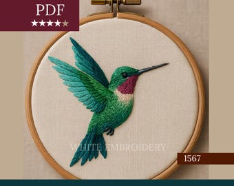 Może przedstawiać: Wzór haftu przedstawiający kolibra w odcieniach zieleni, turkusu i czerwieni, umieszczony w drewnianej tamborku. Widoczny tekst "WHITE EMBROIDERY" i "EMBROIDERY PATTERN".