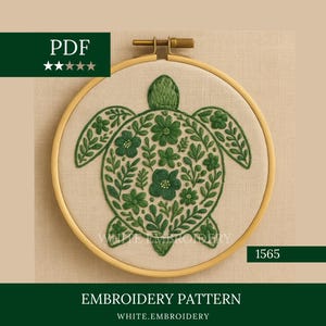 Könnte beinhalten: Ein Stickmuster mit einem grünen Schildkrötendesign mit floralen und Blattdetails, präsentiert in einem Holzreifen. Der Text "EMBROIDERY PATTERN" und "WHITE.EMBROIDERY" sind sichtbar. Das PDF-Symbol befindet sich oben links.