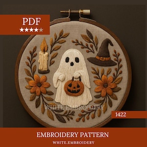 Puede incluir: Un bastidor de bordado redondo con un diseño de Halloween. El diseño incluye un fantasma con una calabaza, un sombrero de bruja, una vela y flores. También se ve el texto "WHITE EMBROIDERY" y "EMBROIDERY PATTERN".