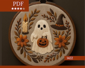 Może przedstawiać: Okrągła tamborkowa haftowana z motywem Halloween. Projekt zawiera ducha trzymającego dynię, kapelusz czarownicy, świecę i kwiaty. Widoczny jest również tekst "WHITE EMBROIDERY" i "EMBROIDERY PATTERN".