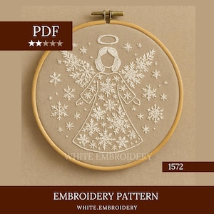 Könnte beinhalten: Weiß gesticktes Engel-Design auf beigem Stoff, in einem hölzernen Stickrahmen. Der Engel ist mit Schneeflocken-Details verziert. Der Text "WHITE EMBROIDERY" ist sichtbar. Das Bild enthält auch den Text "PDF" und "EMBROIDERY PATTERN".