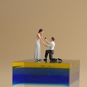 ModellerKunst/1:87 Proposing Couple Miniature Model Scene/Creative Photo Shoot/Personalized Collectibles