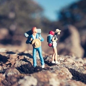 ModellerKunst/1:87 Miniature Figure/Backpacker/Macro Shooting/Creative Scene/Moss Decoration/Mini Resin Model image 1