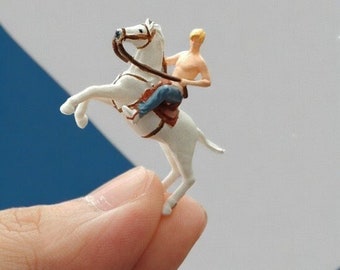1:64 Riding White Horse Mount Male Realistic Miniature Figure Miniature Doll Animal Model Diorama Scene Decor