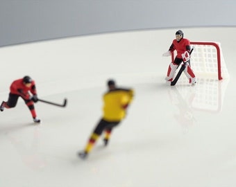 Arte en miniatura/Modelo en miniatura 1:87/Escena creativa/Fotografía macro/Jugadores de hockey sobre hielo en competición de deportes de invierno