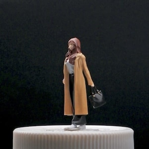 ModellerKunst/Langhaarige Frau im Trenchcoat/1:64 Miniaturmodell/Kreative Szene/Makroaufnahmen/Moos Dekoration