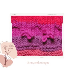 Könnte beinhalten: Eine Nahaufnahme eines gestrickten Stoffes mit einem Farbverlauf von Rosa, Lila und Rot. Der Stoff hat ein strukturiertes Muster mit zwei Schleifen aus dem gleichen Garn. Der Text "@easyonthetonque" befindet sich am unteren Rand des Bildes.