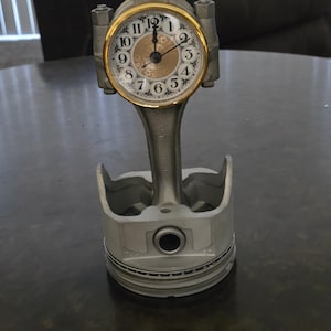 Zegar z tłokiem silnika samochodowego – zegar biurkowy z cyframi arabskimi