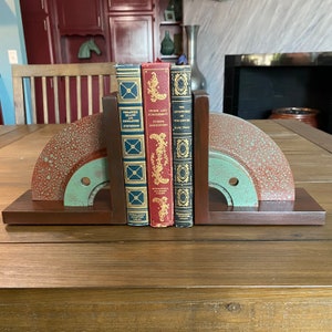 Serre-livres rustiques, disque de frein automobile, décoration de maison de ferme faite main, porte-livre en bois, serre-livres avec disque demi-coupe