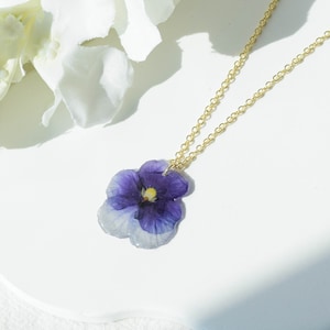 18K Gold wilde Stiefmütterchen echte gepresste Blumenhalskette, handgemachte Harzhalskette, viola getrocknete Blumenschmuck, Anhängerhalskette, ihr Weihnachtsgeschenk