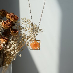 Daisy real flower necklace for women, pressed flower, resin necklace, dried flower jewellery gifts, birthday gifts for her, pendant necklace
