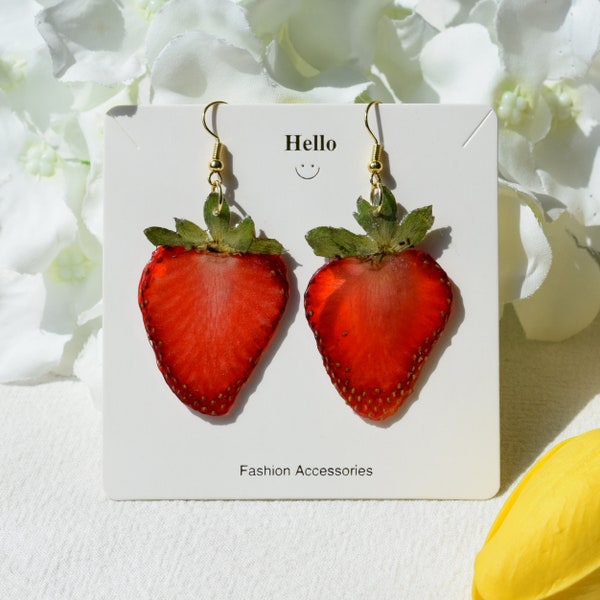 Boucles d'oreilles faites à la main avec de vraies fraises, boucle d'oreille en résine de fruits pressés en or 18 carats, boucle d'oreille pendante, bijoux tendance fruits, cadeau d'anniversaire pour elle