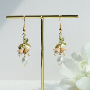 Maiglöckchen Blumen Ohrringe, baumeln Ohrringe, weiße Perle Tropfen Ohrringe, weiße Fee Blumen Ohrring, Abschluss Geburtstagsgeschenk für Sie