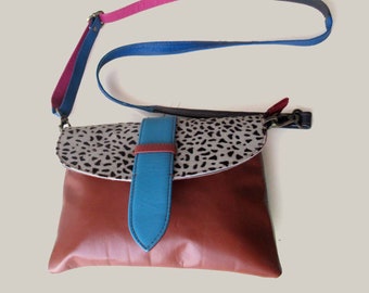 Bolso bandolera de piel hecho a mano, solapa con estampado animal, colores  vibrantes