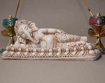 Liggend Ganesh-standbeeld, figuur van witte hars hindoegod