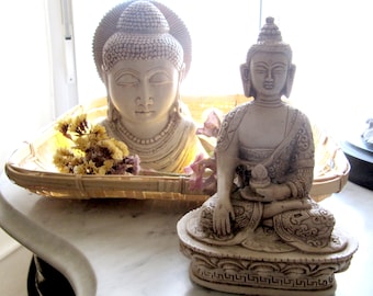Zittend Boeddhabeeld van witte hars, meditatiedecor