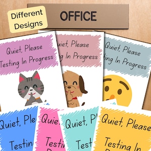 Può includere: Una collezione di cartelli colorati con la scritta "Quiet, Please Testing In Progress" e diversi disegni di animali dei cartoni animati ed emoji. La parola "OFFICE" è sopra i cartelli e "Different Designs" è in una scatola gialla.