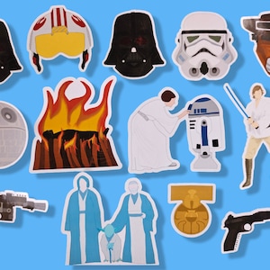 Può includere: Un set di adesivi a tema Star Wars con personaggi, veicoli e oggetti del franchise. Gli adesivi sono colorati e presentano una varietà di design, tra cui Darth Vader, Luke Skywalker, la principessa Leia, R2-D2, C-3PO, il Millennium Falcon e la Morte Nera.