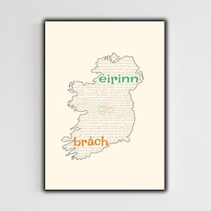 Puede incluir: Impresión enmarcada que presenta un mapa de Irlanda con las palabras "éirinn" en verde, "go" en verde y "brách" en naranja. El contorno del mapa es negro y el fondo es de color beige claro. Las palabras están llenas de texto más pequeño.