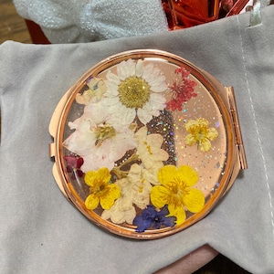 Pressed Flower Compact Mirror,Bridesmaid gift,pocket mirror,gift for her, vintage compact,hand mirror,pressed flowers  mirrow, gold mirror