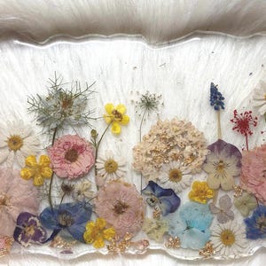 Pressed Flower Resin Tray, Gold Handles, Vanity Plate for makeup and perfumes, bouquet preservation, gift for mom, epoxy resin serving tray