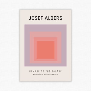 Może przedstawiać: Minimalistyczny plakat z geometrycznym wzorem kwadrat&oacute;w w odcieniach r&oacute;żowego i fioletowego. Tekst "JOSEF ALBERS" znajduje się u g&oacute;ry, a "HOMAGE TO THE SQUARE" u dołu, z tekstem "METROPOLITAN MUSEUM OF ART 1971" poniżej.