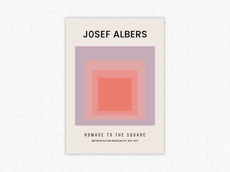 Może przedstawiać: Minimalistyczny plakat z geometrycznym wzorem kwadrat&oacute;w w odcieniach r&oacute;żowego i fioletowego. Tekst "JOSEF ALBERS" znajduje się u g&oacute;ry, a "HOMAGE TO THE SQUARE" u dołu, z tekstem "METROPOLITAN MUSEUM OF ART 1971" poniżej.