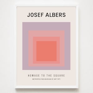 Może przedstawiać: Minimalistyczny plakat z geometrycznym wzorem przedstawiającym serię kwadrat&oacute;w w odcieniach r&oacute;żowego i fioletowego. Tekst "JOSEF ALBERS" znajduje się u g&oacute;ry, a "HOMAGE TO THE SQUARE" u dołu, a pod nim "METROPOLITAN MUSEUM OF ART 1971".