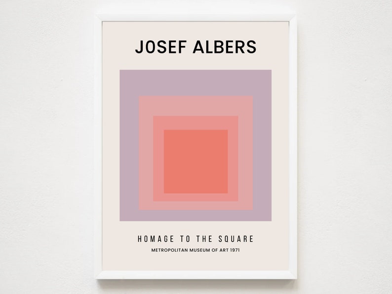 Może przedstawiać: Minimalistyczny plakat z geometrycznym wzorem przedstawiającym serię kwadrat&oacute;w w odcieniach r&oacute;żowego i fioletowego. Tekst "JOSEF ALBERS" znajduje się u g&oacute;ry, a "HOMAGE TO THE SQUARE" u dołu, a pod nim "METROPOLITAN MUSEUM OF ART 1971".